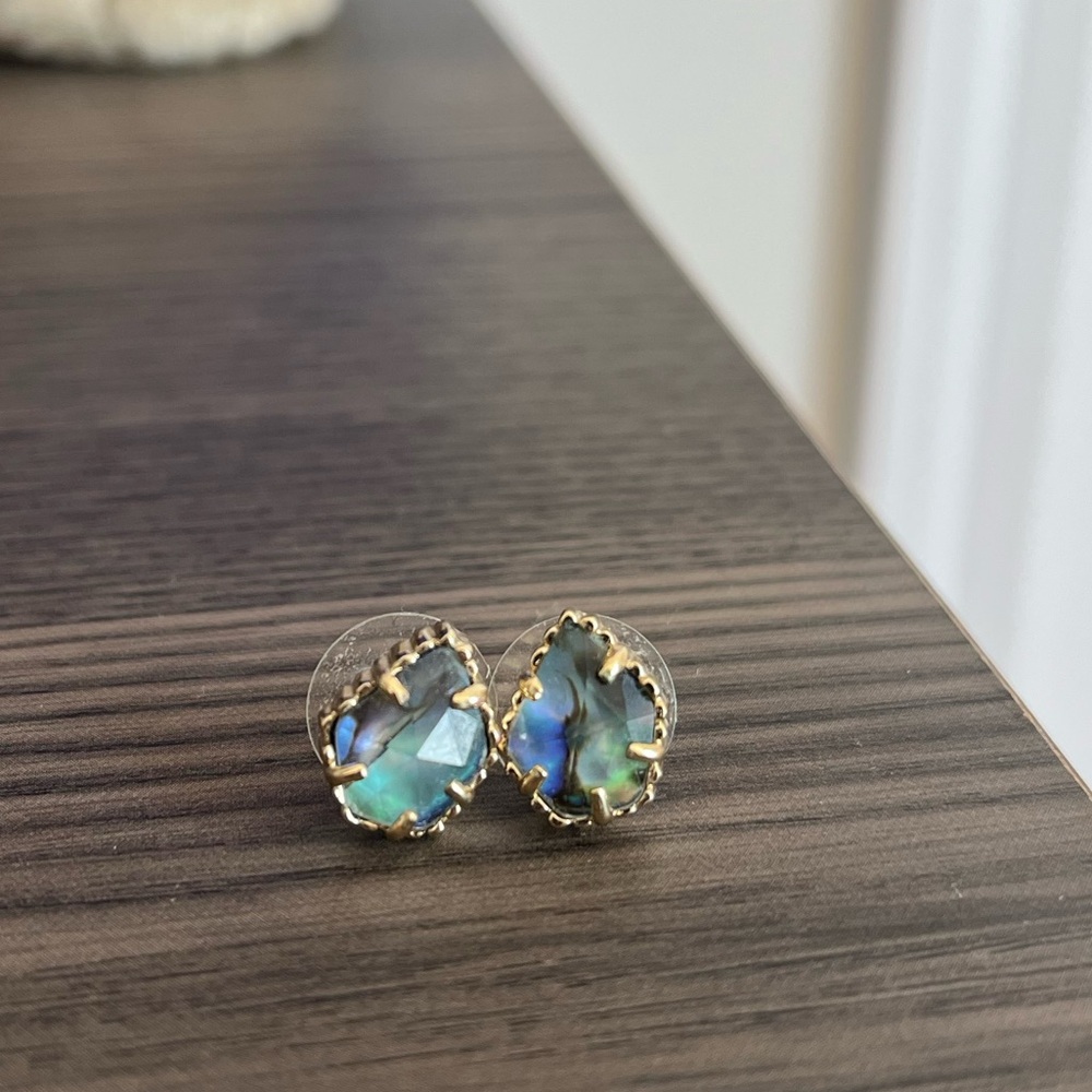 gold kendra scott earrings